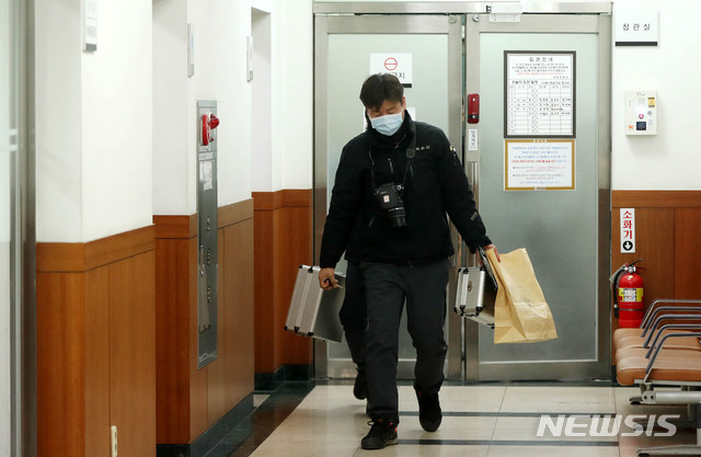 【서울=뉴시스】추상철 기자 = 세월호 참사 유족을 불법 사찰한 혐의를 받고 있는 이재수 전 국군기무사령관이 투신해 숨진 7일 오후 시신이 옮겨진 서울 송파구 경찰병원에서 경찰 과학수사대가 참관실을 오가고 있다. 2018.12.07. scchoo@newsis.com