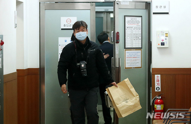 【서울=뉴시스】추상철 기자 = 세월호 참사 유족을 불법 사찰한 혐의를 받고 있는 이재수 전 국군기무사령관이 투신해 숨진 7일 오후 시신이 옮겨진 서울 송파구 경찰병원에서 경찰 과학수사대가 참관실을 오가고 있다. 2018.12.07. scchoo@newsis.com