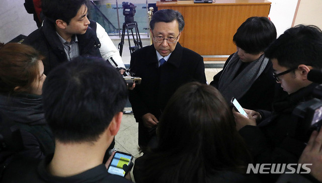 【서울=뉴시스】추상철 기자 = 세월호 참사 유족을 불법 사찰한 혐의를 받고 있는 이재수 전 국군기무사령관이 투신해 숨진 7일 오후 시신이 옮겨진 서울 송파구 경찰병원에서 이 전 사령관의 임천영 담당 변호사가 입장을 밝히고 있다. 2018.12.07. scchoo@newsis.com