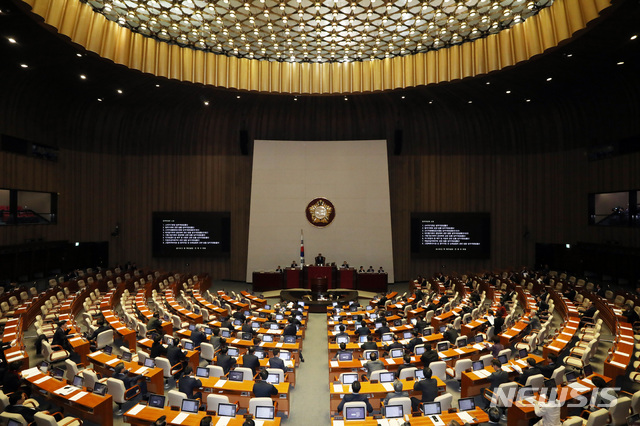 【서울=뉴시스】박영태 기자 = 7일 오후 서울 영등포구 여의도 국회에서 열린 제364회 국회(정기회) 제15차 본회의를 문희상 의장이 주재하고 있다. 2018.12.07. since1999@newsis.com
