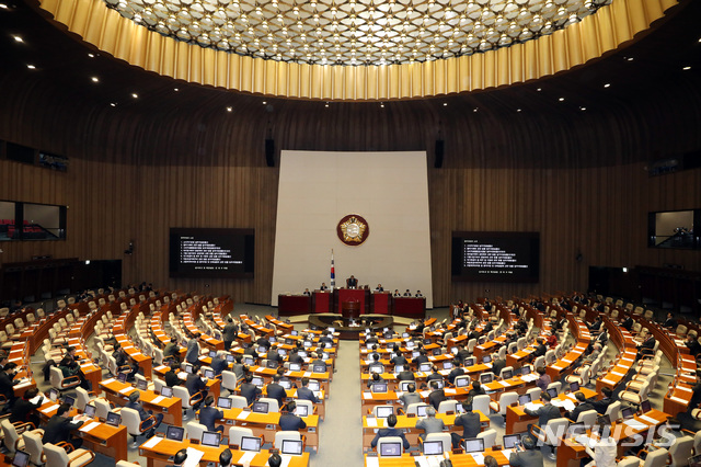 【서울=뉴시스】박영태 기자 = 7일 오후 서울 영등포구 여의도 국회에서 열린 제364회 국회(정기회) 제15차 본회의를 문희상 의장이 주재하고 있다. 2018.12.07. since1999@newsis.com