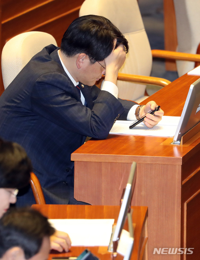 【서울=뉴시스】박영태 기자 = 7일 오후 서울 영등포구 여의도 국회에서 열린 제364회 국회(정기회) 제15차 본회의에서 '유치원3법'(유아교육법·사립학교법·학교급식법)을 대표 발의한 박용진 의원이 심각한 표정으로 자리에 앉아 있다. 2018.12.07. since1999@newsis.com