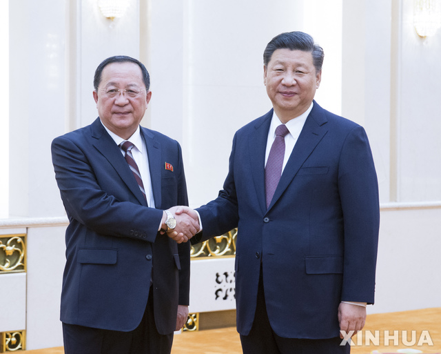 【베이징=신화/뉴시스】시진핑 중국 국가주석(오른쪽)이 7일 베이징에서 리용호 북한 외무상을 만나 악수하고 있다. 2018.12.07. 