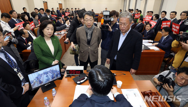 【서울=뉴시스】박영태 기자 = 7일 오후 서울 영등포구 여의도 국회에서 열린 예산안부수법안 처리를 위한 국회 기획재정위원회 전체회의에서 야3당(바른미래당, 민주평화당, 정의당) 의원들의 반발로 난항을 겪고 있다. 2018.12.07.since1999@newsis.com