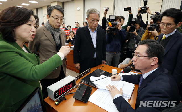 【서울=뉴시스】박영태 기자 = 7일 오후 서울 영등포구 여의도 국회에서 열린 예산안부수법안 처리를 위한 국회 기획재정위원회 전체회의에서 야3당(바른미래당, 민주평화당, 정의당) 의원들의 회의를 저지하며 반발하고 있다. 2018.12.07.since1999@newsis.com