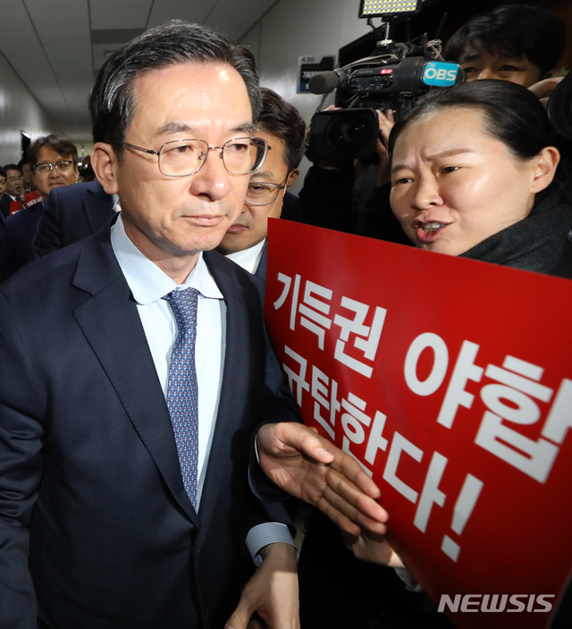 【서울=뉴시스】박영태 기자 = 7일 오후 서울 영등포구 여의도 국회에서 열린 예산안부수법안 처리를 위한 국회 기획재정위원회 전체회의에 들어가려던 정성호 위원장을 향해 야 3당 의원들이 구호를 외치며 입장을 저지하고 있다. 2018.12.07.since1999@newsis.com