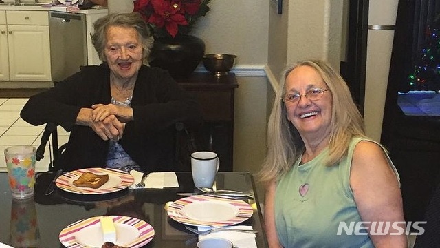 【로스앤젤레스=뉴시스】 병원측의 거짓말로 딸이 태어나자마자 숨진 것으로 알고 평생을 보낸 어머니 제너비브 퓨린턴(사진 왼쪽)과 자신을 낳아준 어머니를 그리워하며 살았던 코니 몰트룹. <사진=코니 체이스 제공> 2018.12.07