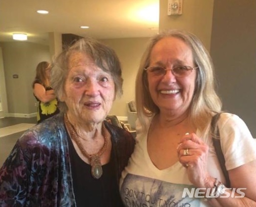 【로스앤젤레스=뉴시스】 지난해 크리스마스 선물로 받았던 DNA테스트 키트 덕분에 어머니 제너비브 퓨린턴(사진 왼쪽)을 69년만에 만나게 된 딸 코니 몰트룹은 그야말로 '크리스마스의 기적'이 일어난 것이라며 감사를 표시했다. 서로 살아있으면서도 69년 동안이나 모르고 지냈던 세월이 야속할 법도 하지만 몰트롭은 "생전 처음 만났어도 엄마와 나는 서로 부인할 수 없을 만큼 닮았다"며 기뻐했다. <사진=코니 체이스 제공> 2018.12.07