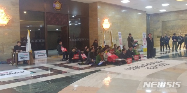 【서울=뉴시스】 예산안과 선거제 개혁 연계처리를 주장한 바른미래당, 민주평화당, 정의당 등 야3당은 8일 국회 본회의에 불참한 채 로텐더홀에서 거대양당 간 예산안 처리 합의와 연동형 비례대표제 도입 관철을 주장하고 있다. 2018.12.08. photo@newsis.com