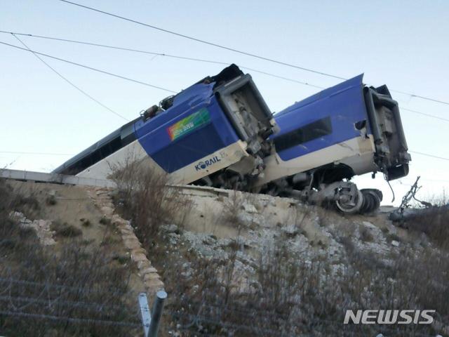 【강릉=뉴시스】조명규 기자 = 8일 오전 7시30분께 강원 강릉시 운산동 KTX 선로에서 서울행 고속열차가 이탈하는 사고가 발생했다. 사고 당시 열차에는 198명의 승객이 탑승했고 10량의 객차 중 앞쪽 4량이 선로를 이탈한 것으로 알려졌다. 현재 기관사, 승객 등 14명이 경상을 입고 치료를 받고 있다. 사진은 선로를 이탈한 객차. 2018.12.08. (사진=강원도소방본부 제공) photo@newsis.com 