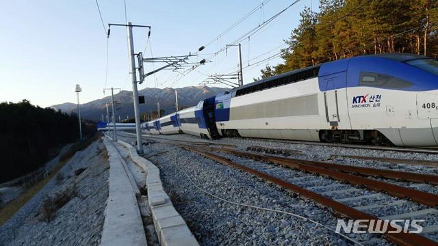 【강릉=뉴시스】조명규 기자 = 8일 오전 7시30분께 강원 강릉시 운산동 KTX 선로에서 서울행 고속열차가 이탈하는 사고가 발생했다. 사고 당시 열차에는 198명의 승객이 탑승했고 10량의 객차 중 앞쪽 4량이 선로를 이탈한 것으로 알려졌다. 현재 기관사, 승객 등 14명이 경상을 입고 치료를 받고 있다. 2018.12.08. (사진=강원도소방본부 제공)photo@newsis.com 