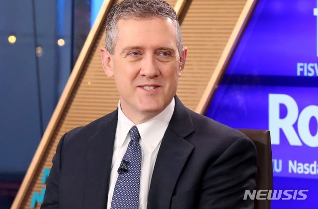 【로스앤젤레스=뉴시스】 제임스 불라드 미 세인트루이스 연방준비은행 총재가 7일(현지시간) 이달 18~19일 열리는 연방공개시장위원회(FOMC) 회의에서 기준금리 인상을 연기하는 것을 고려할 수도 있다고 말했다.불라드 총재는 이날 인디애나주 인디애나폴리스에서 열린 인디애나 은행연합회 행사에서 연설 뒷부분의 질의응답 세션에서 내년 1월까지 기준금리 인상을 미룰 것을 제안했다. <사진=CNBC 캡처> 2018.12.07