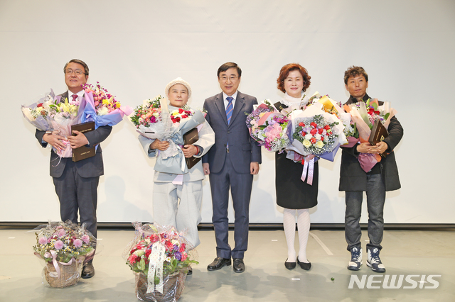 【서울=뉴시스】서울 도봉구는 지난 5일 구청 선인봉홀에서 '2018 도봉구민대상 시상식'을 열었다. 2018.12.08. (사진=도봉구 제공) 