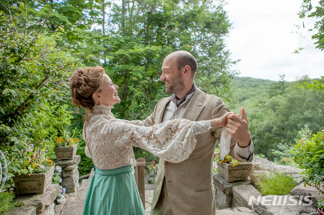 아네트 베닝(왼쪽), 코리 스톨