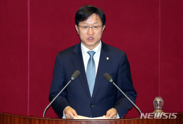 【서울=뉴시스】박영태 기자 = 8일 서울 영등포구 여의도 국회에서 열린 제364회 국회(정기회) 제16차 본회의에서 강병원 의원이 법안에 대해 제안설명을 하고 있다. 2018.12.08. since1999@newsis.com