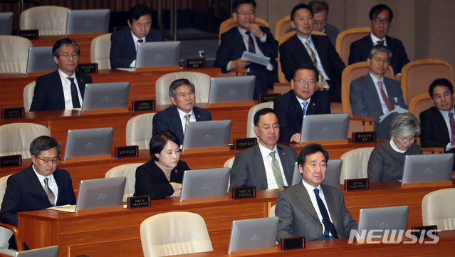 【서울=뉴시스】박영태 기자 = 8일 서울 영등포구 여의도 국회에서 열린 제364회 국회(정기회) 제16차 본회의에 이낙연 총리를 비롯한 국무위원들이 참석해 자리에 안자 있다. 2018.12.08.since1999@newsis.com