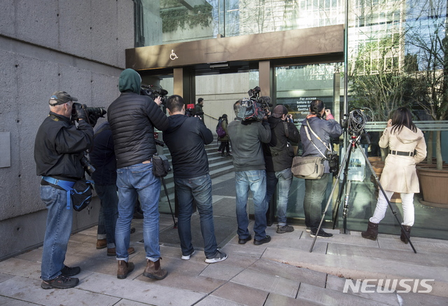 【밴쿠버=AP/뉴시스】캐나다에서 체포된 중국 화웨이 런정페이 회장의 장녀이자 최고재무책임자(CFO)인 멍완저우(오른쪽)는7일(현지시간) 밴쿠버 법원에 출석해 보석을 요청했고, 검찰은 이를 불허했다. 이날 재판 중 법정 주변이 모여있는 취재진들. 2018.12.08 