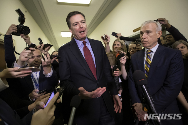 【워싱턴=AP/뉴시스】 청문회를 위해 의회를 방문한 제임스 코미 전 연방수사국(왼쪽) 국장이 7일(현지시간) 기자들의 질문에 답하고 있다. 2018.12.10