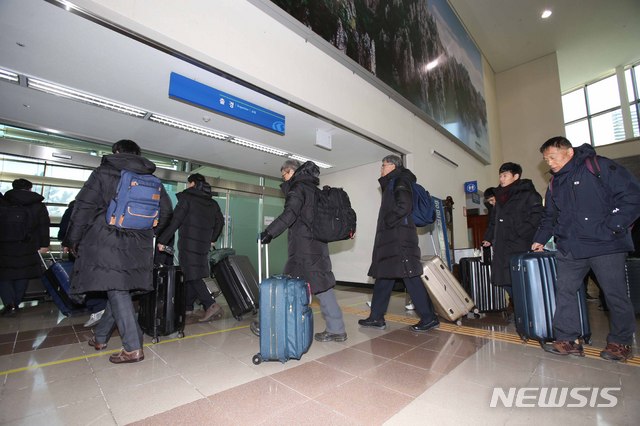 【고성(강원)=뉴시스】김경목 기자 = 8일 오전 남북 철도 공동조사단 28명이 강원도 고성군 동해선도로남북출입사무소에서 출경하고 있다. 2018.12.08.&nbsp; photo31@newsis.com