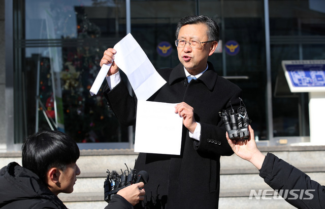 【서울=뉴시스】김선웅 기자 = 지난 7일 투신 사망한 이재수 전 기무사령관의 변호인 임천영 변호사가 8일 오전 서울 송파경찰서에서 유서를 공개하고 있다. 2018.12.08.mangusta@newsis.com