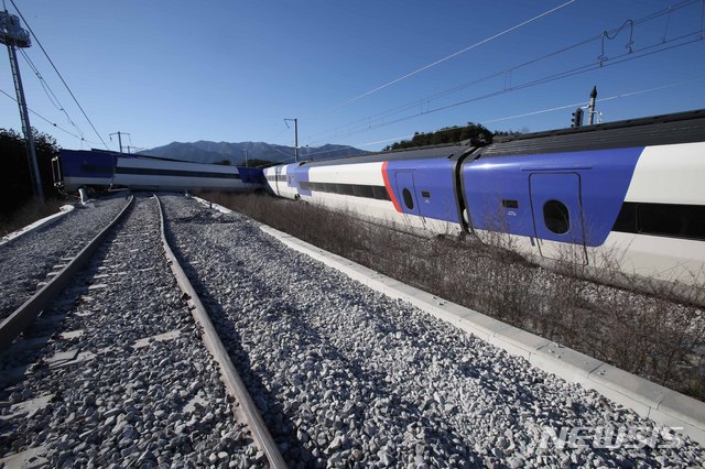 【강릉=뉴시스】김경목 기자 = 8일 오전 코레일 강릉발 오전 7시30분 서울행 KTX 산천 고속열차가 강원도 강릉시 운산동 구간에서 탈선했다. 2018.12.08. photo31@newsis.com