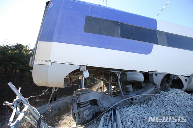 【강릉=뉴시스】김경목 기자 = 8일 오전 코레일 강릉발 오전 7시30분 서울행 KTX 산천 고속열차가 강원도 강릉시 운산동 구간에서 탈선했다. 2018.12.08. photo31@newsis.com
