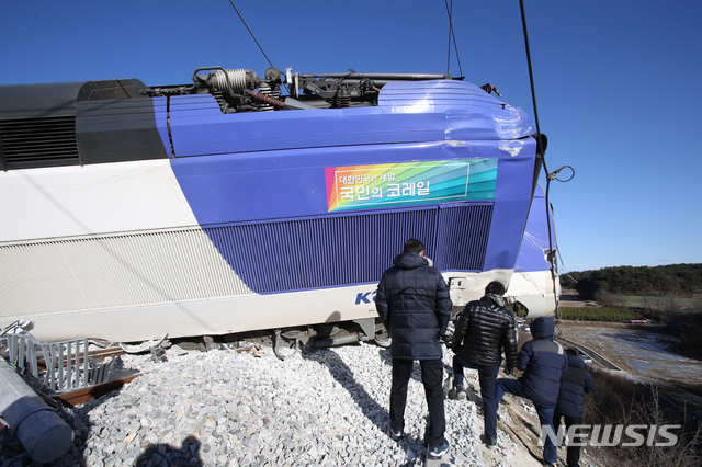 【강릉=뉴시스】김경목 기자 = 8일 오전 코레일 강릉발 오전 7시30분 서울행 KTX 산천 고속열차가 강원도 강릉시 운산동 구간에서 탈선, 코레일 관계자들이 사고 수습을 하고 있다. 2018.12.08. photo31@newsis.com