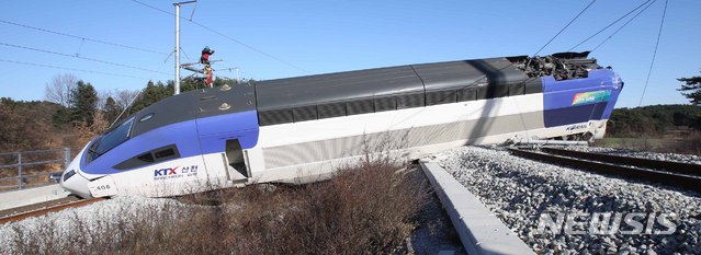 【강릉=뉴시스】김경목 기자 = 8일 오전 코레일 강릉발 오전 7시30분 서울행 KTX 산천 고속열차가 강원도 강릉시 운산동 구간에서 탈선했다. 2018.12.08.&nbsp; photo31@newsis.com