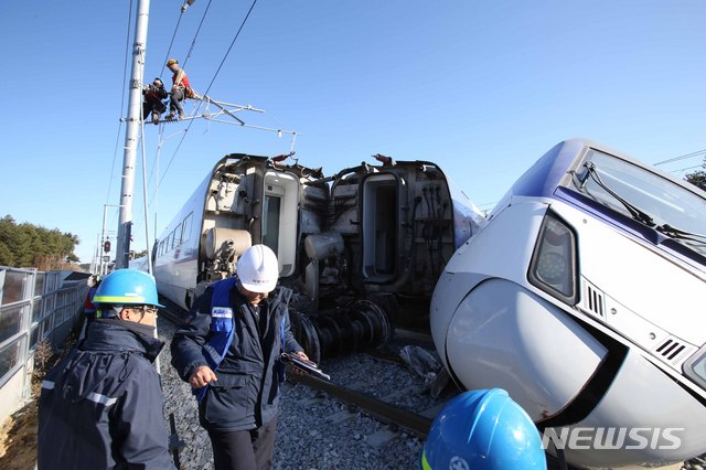 【강릉=뉴시스】김경목 기자 = 8일 오전 코레일 강릉발 오전 7시30분 서울행 KTX 산천 고속열차가 강원도 강릉시 운산동 구간에서 탈선, 코레일 관계자들이 사고 수습을 하고 있다. 2018.12.08. photo31@newsis.com