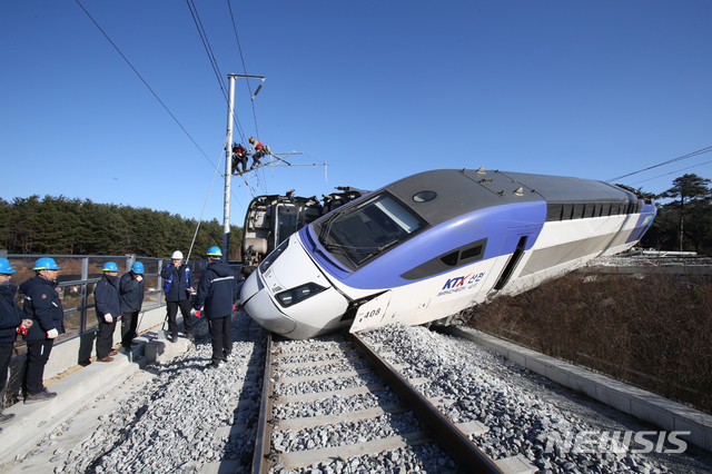 【강릉=뉴시스】김경목 기자 = 8일 오전 코레일 강릉발 오전 7시30분 서울행 KTX 산천 고속열차가 강원도 강릉시 운산동 구간에서 탈선, 코레일 관계자들이 사고 수습을 하고 있다. 2018.12.08.&nbsp; photo31@newsis.com