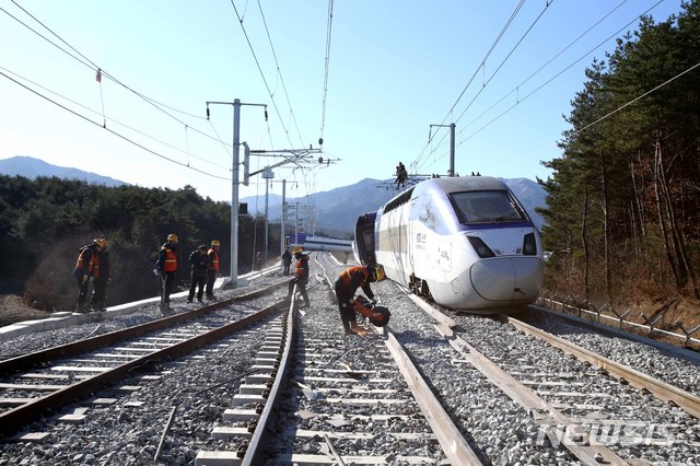 【강릉=뉴시스】김경목 기자 = 8일 오전 코레일 강릉발 오전 7시30분 서울행 KTX 산천 고속열차가 강원도 강릉시 운산동 구간에서 탈선, 코레일 관계자들이 사고 수습을 하고 있다. 2018.12.08. photo31@newsis.com