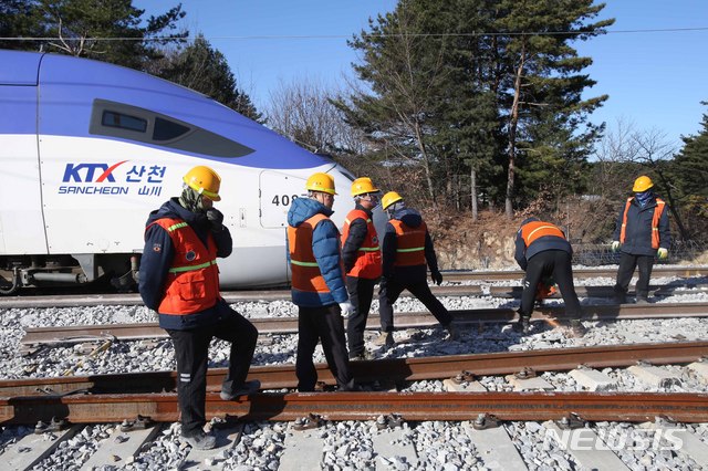 【강릉=뉴시스】김경목 기자 = 8일 오전 코레일 강릉발 오전 7시30분 서울행 KTX 산천 고속열차가 강원도 강릉시 운산동 구간에서 탈선, 코레일 관계자들이 사고 수습을 하고 있다. 2018.12.08. photo31@newsis.com