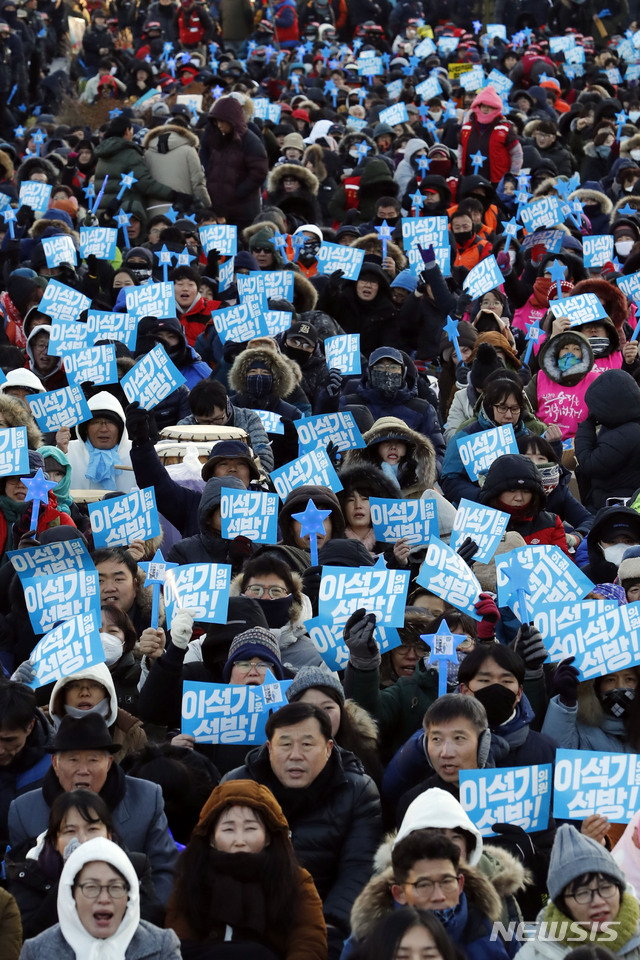 【서울=뉴시스】최동준 기자 = 8일 서울 광화문 광장에서 열린 '사법적폐 청산, 이석기 의원 석방대회'에서 참가자들이 이석기 전 통합진보당 의원의 석방을 촉구하고 있다. 2018.12.08. photocdj@newsis.com