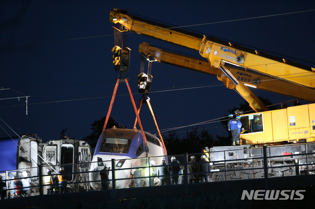 【강릉=뉴시스】김경목 기자 = 8일 오후 코레일(한국철도공사) 관계자들이 강원도 강릉시 운산동 KTX 강릉선 남강릉 신호장 21호 지점에서 이날 오전 7시33분에 탈선한 KTX산천 제806열차의 1호 객차를 기중기로 옮기고 있다. 2018.12.08. photo31@newsis.com?