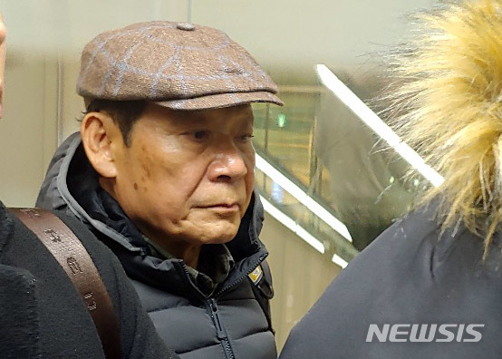  【인천공항=뉴시스】홍찬선 기자 = 영부인을 사칭한 40대 여성에게 거액의 사기를 당하고 자녀 취업청탁을 한 혐의를 받고 있는 윤장현 전 광주시장이 9일 새벽 인천공항에 귀국하고 있다. 2018.12.09.&nbsp; mania@newsis.com 