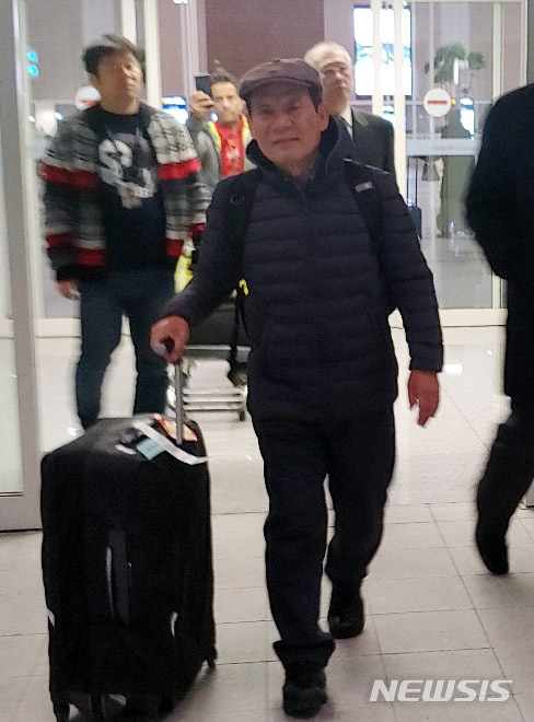  【인천공항=뉴시스】홍찬선 기자 = 영부인을 사칭한 40대 여성에게 거액의 사기를 당하고 자녀 취업청탁을 한 혐의를 받고 있는 윤장현 전 광주시장이 9일 새벽 인천공항에 귀국하고 있다. 2018.12.09.&nbsp; mania@newsis.com 