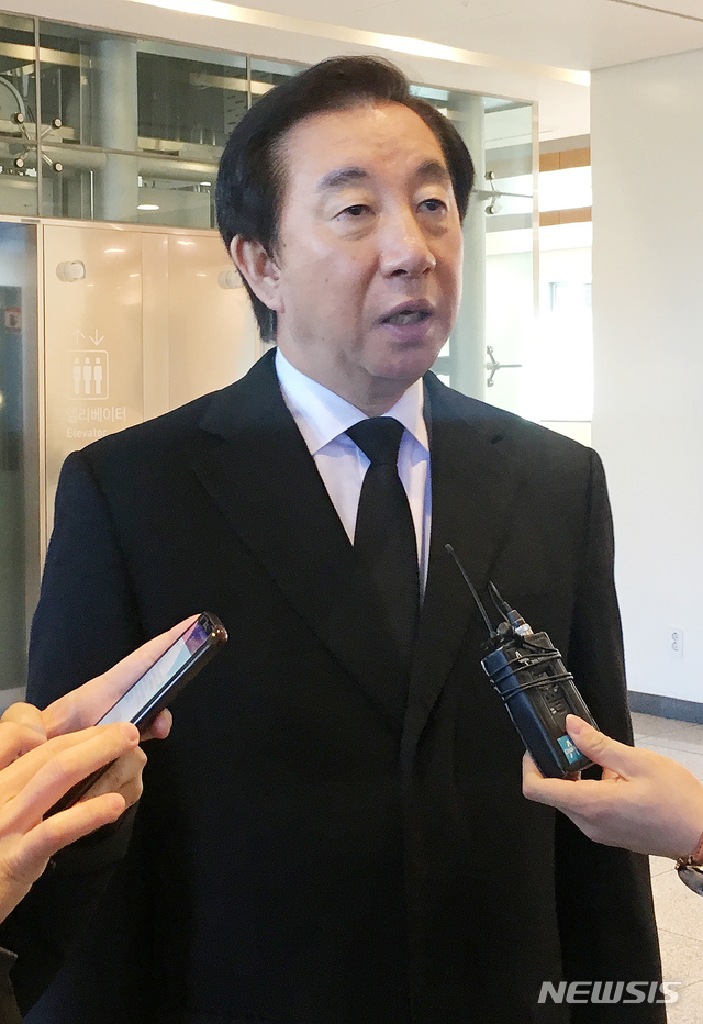 【서울=뉴시스】김성태 자유한국당 원내대표가 9일 이재수 전 기무사령관의 빈소가 차려진 서울 강남구 삼성병원에서 취재진을 만나 문재인 정부가 정치보복을 했다고 비판하고 있다.