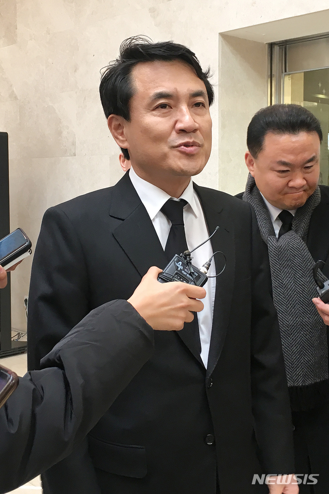 【서울=뉴시스】김병문 수습기자 = 김진태 자유한국당 의원 9일 이재수 전 기무사령관의 빈소가 차려진 서울 강남구 삼성병원에서 취재진을 만나 이 전 사령관의 죽음은 "명예살인"이라고 주장했다. 2018.12.09