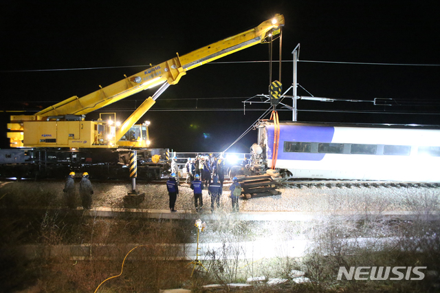 【강릉=뉴시스】김경목 기자 = 9일 오전 4시33분 코레일(한국철도공사) 관계자들이 강원도 강릉시 운산동 KTX 강릉선 남강릉 신호장 21호 지점에서 전날 오전 7시33분에 탈선한 서울행 KTX산천 제806열차의 2호 객차를 기중기로 들어올려 가대차(바퀴 기능)로 옮기고 있다. 2018.12.09. photo31@newsis.com?