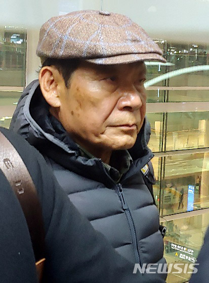 【인천공항=뉴시스】홍찬선 기자 = 영부인을 사칭한 40대 여성에게 거액의 사기를 당하고 자녀 취업청탁을 한 혐의를 받고 있는 윤장현 전 광주시장이 9일 새벽 인천공항에 귀국하고 있다. 2018.12.09. mania@newsis.com
