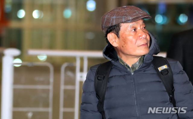 【인천공항=뉴시스】박주성 기자 = 영부인을 사칭한 40대 여성에게 거액의 사기를 당하고 자녀 취업청탁을 한 혐의를 받고 있는 윤장현 전 광주시장이 9일 오전 인천 중구 인천공항국제공항 제2여객터미널로 귀국하고 있다. 2018.12.09. mania@newsis.com