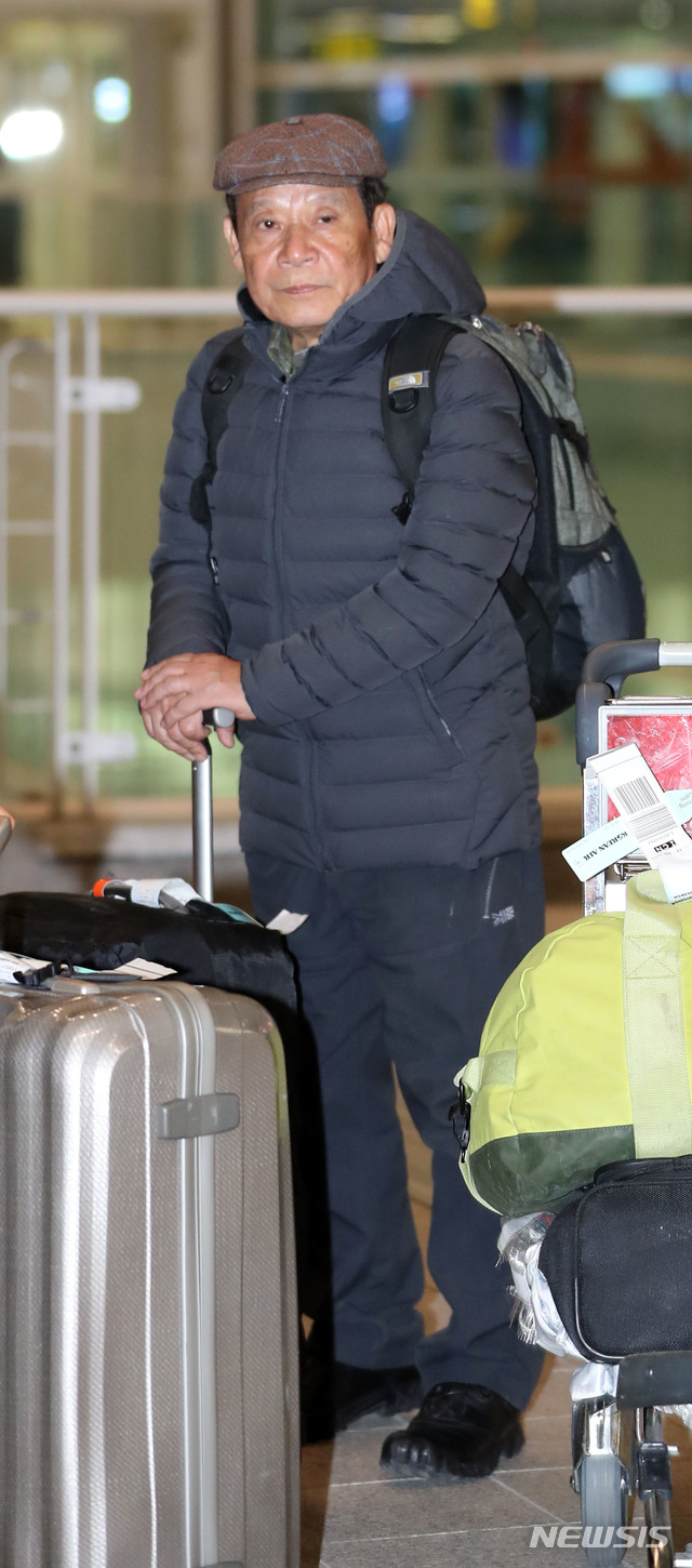 【인천공항=뉴시스】박주성 기자 = 영부인을 사칭한 40대 여성에게 거액의 사기를 당하고 자녀 취업청탁을 한 혐의를 받고 있는 윤장현 전 광주시장이 9일 오전 인천 중구 인천공항국제공항 제2여객터미널로 귀국하고 있다. 2018.12.09. mania@newsis.com