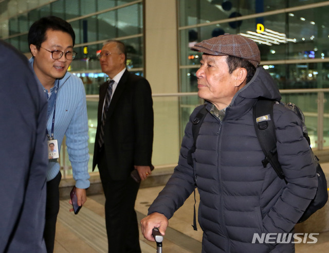 【인천공항=뉴시스】박주성 기자 = 영부인을 사칭한 40대 여성에게 거액의 사기를 당하고 자녀 취업청탁을 한 혐의를 받고 있는 윤장현 전 광주시장이 9일 오전 인천 중구 인천공항국제공항 제2여객터미널로 귀국하며 취재진의 질문에 입을 굳게 다물고 있다. 2018.12.09.&nbsp; mania@newsis.com
