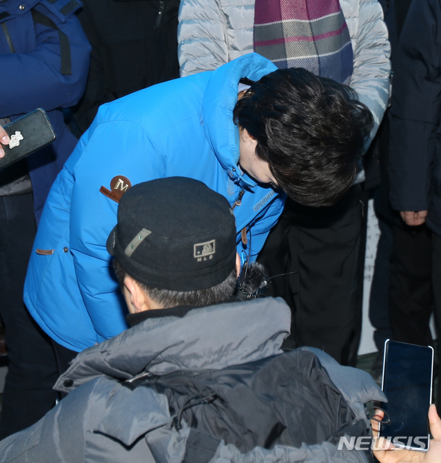 【강릉=뉴시스】김경목 기자 = 9일 오후 김현미 국토교통부 장관이 강원도 강릉시 운산동 KTX강릉선 열차사고 현장에서 국민께 사죄를 드린다며 허리를 숙이고 있다. 2018.12.09. photo31@newsis.com?