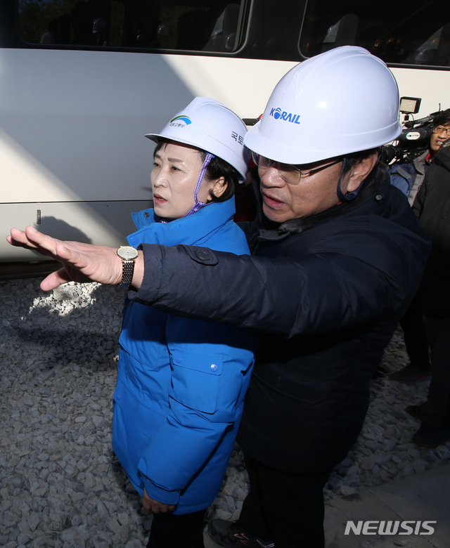 【강릉=뉴시스】김경목 기자 = 9일 오후 김현미 국토교통부 장관이 전날 오전 7시33분에 고속열차 탈선 사고가 발생한 강원도 강릉시 운산동 사고 현장을 찾아 오영식 코레일 사장의 설명을 듣고 있다. 2018.12.09. photo31@newsis.com?