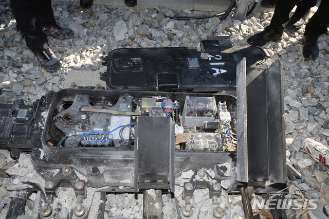 【강릉=뉴시스】김경목 기자 = 오영식 코레일 사장이 9일 전날 오전 7시33분에 발생한 고속열차 탈선 사고의 원인으로 선로전환기의 오류가 유력하다고 밝힌 가운데 사고 현장의 선로전환기가 관심을 끌고 있다. 2018.12.09.&nbsp; photo31@newsis.com?