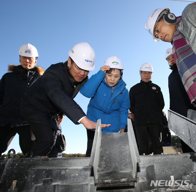 【강릉=뉴시스】김경목 기자 = 9일 오후 김현미 국토교통부 장관이 전날 오전 7시33분에 고속열차 탈선 사고가 발생한 강원도 강릉시 운산동 사고 현장에서 탈선의 원인으로 추정되고 있는 선로전환기를 살펴보고 있다. 오영식 코레일 사장(왼쪽)이 김 장관에게 선로전환기를 설명하고 있다. 2018.12.09. photo31@newsis.com?