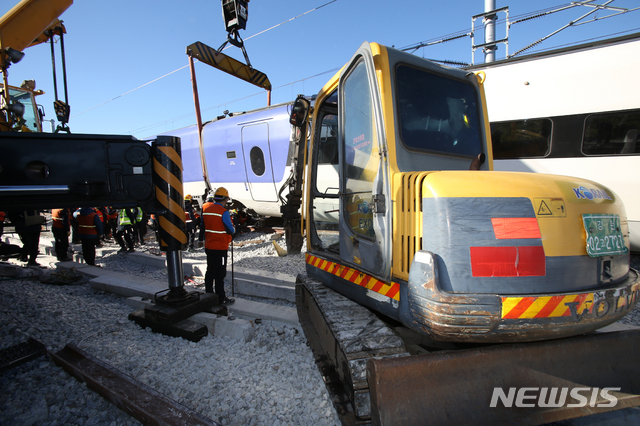 【강릉=뉴시스】김경목 기자 = 9일 오후 코레일 관계짜들이 전날 오전 7시33분에 고속열차가 탈선한 강원도 강릉시 운산동 KTX강릉선 열차사고 현장에서 기중기로 객차를 들어올리는 작업을 하고 있다. 2018.12.09. photo31@newsis.com?