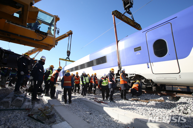 【강릉=뉴시스】김경목 기자 = 9일 오후 코레일 관계짜들이 전날 오전 7시33분에 고속열차가 탈선한 강원도 강릉시 운산동 KTX강릉선 열차사고 현장에서 기중기로 객차를 들어올리는 작업을 하고 있다. 2018.12.09. photo31@newsis.com?
