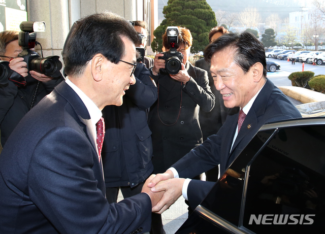 【청주=뉴시스】인진연 기자 =고교 무상급식 시행을 놓고 2015년에 이어 또다시 갈등을 빚은 충북도와 도교육청이 도의회의 최후통첩에 10일 오전 도청 집무실에서 합의를 이뤄냈다. 이시종 충북도지사가 합의서 서명을 위해 도청을 찾은 김병우 충북도교육감과 악수하고 있다. 2018.12.10.inphoto@newsis.com